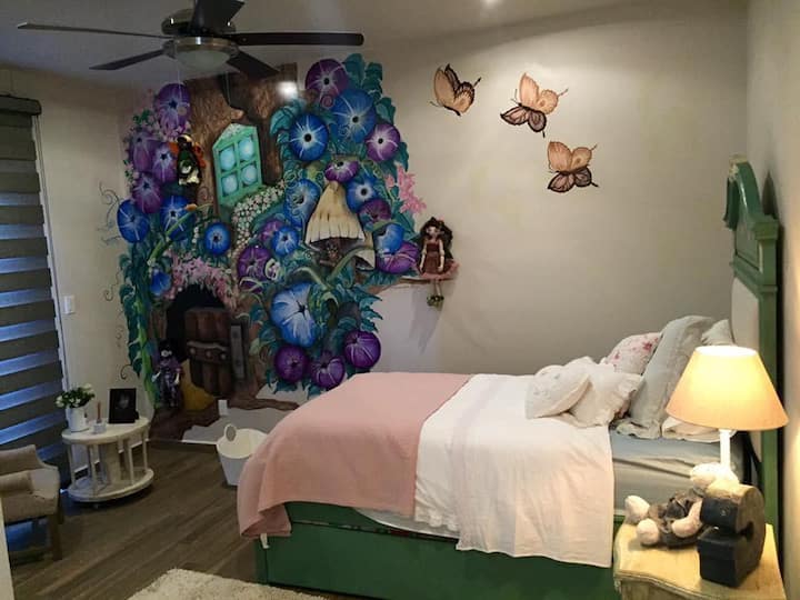 QUARTO 2 COM BANHEIRO COMPLETO E DECORAÇÃO PARA MENINAS EM UM MURAL ORIGINAL DE PINTORES DE GUANAJUATO