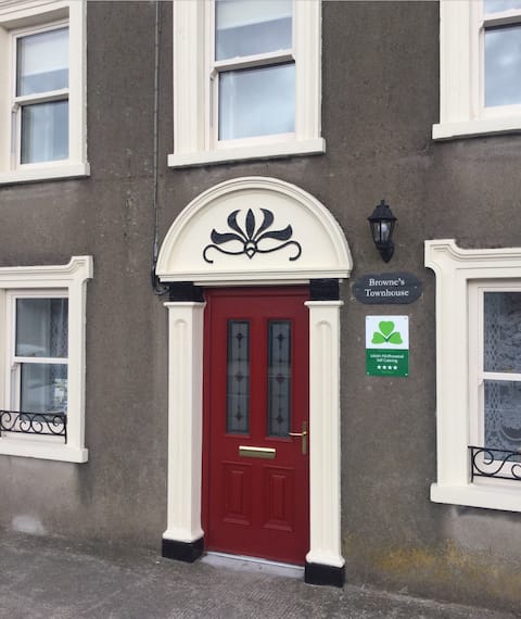 Townhouse 5 bedroom town centre, garden & patio.