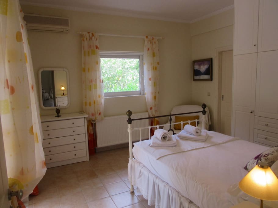 Schlafzimmer mit en Suite Duschbad.