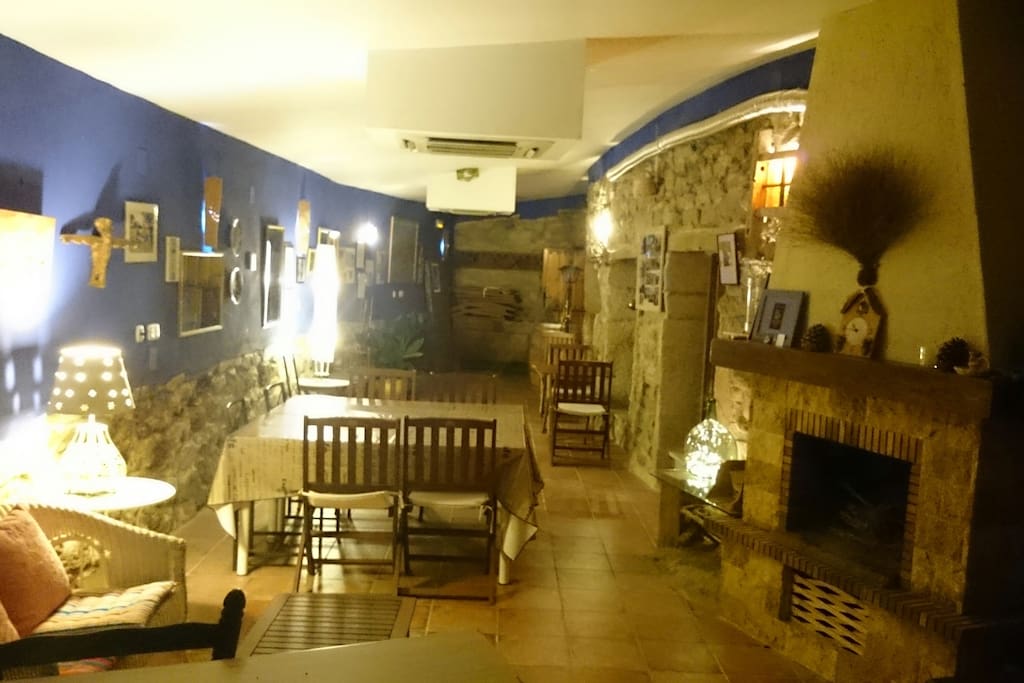 Salón azul, con chimenea.