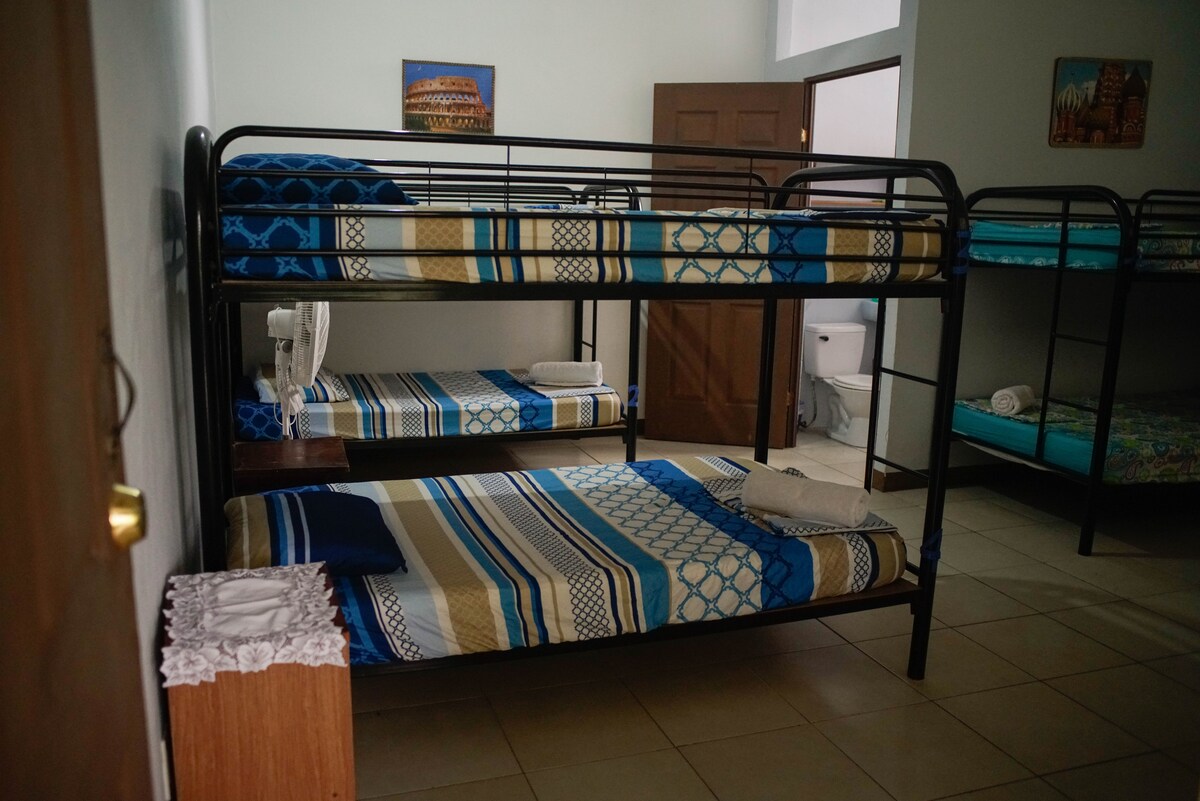 Tenemos 4 literas para 8 personas, esta habitación tiene 2 baños. 