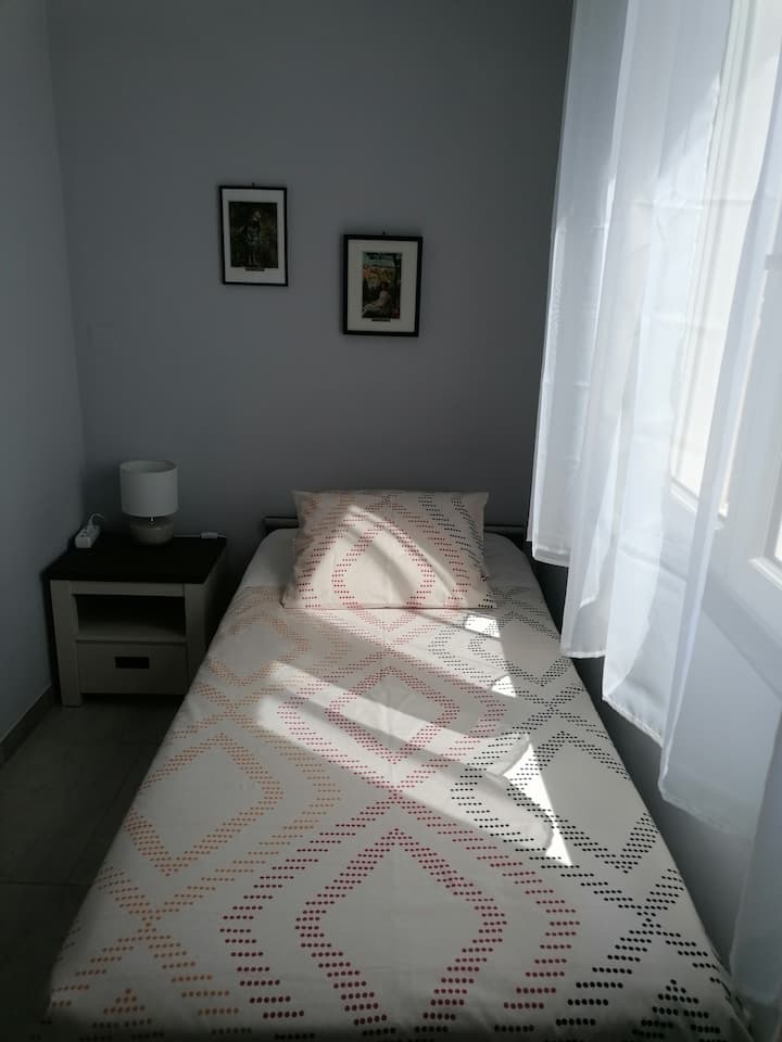 Habitación infantil y cama de 90x200 con vestidor 