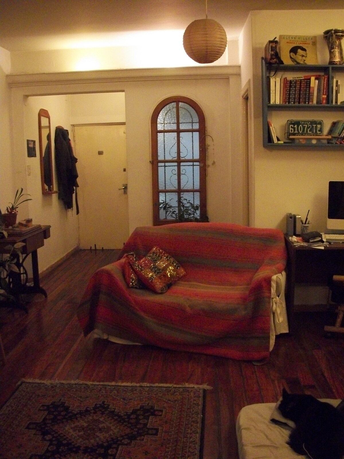 Habitación interior en departamento con portero en Monserrat