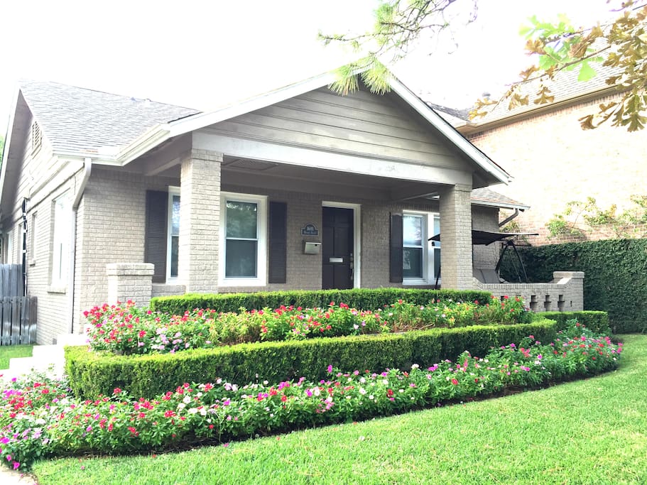 Another view of the River Oaks Bungalow!