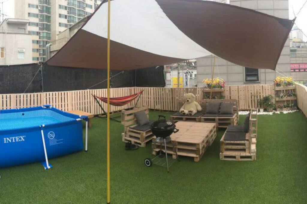 옥상마당 전경 15평 규모
바베큐 및 파티 또는 휴식공간
빔프로젝트 영화감상 가능
블루투스 스피커로 음악감상 등
해먹, 간이풀장(여름) 가능합니다:D