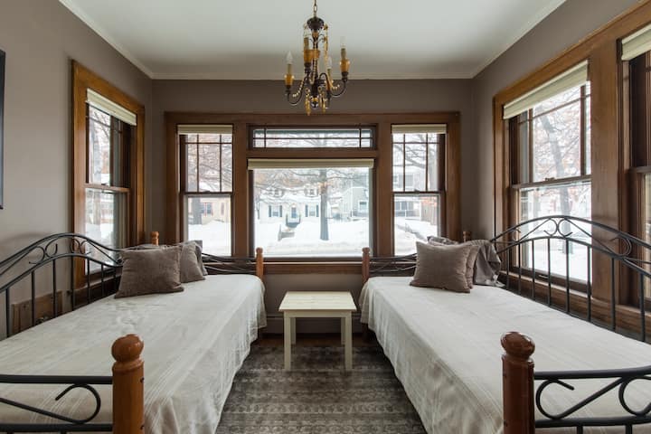 ห้องเดย์เบดเตียงนอนเล่นขนาดเตียงคู่ 2 หลัง