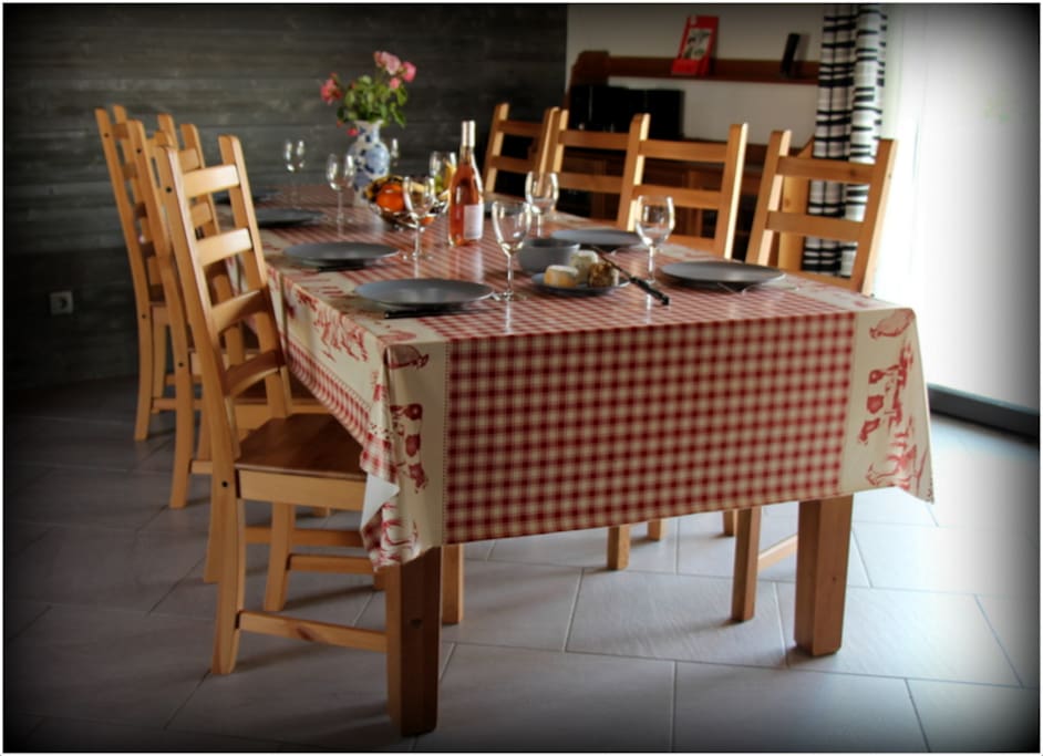 Salle à manger avec table extensible pouvant accueillir jusqu'à 10 personnes