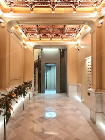 Luxury Living Barcelona 3 BDR – 3 BTH gallery image 2