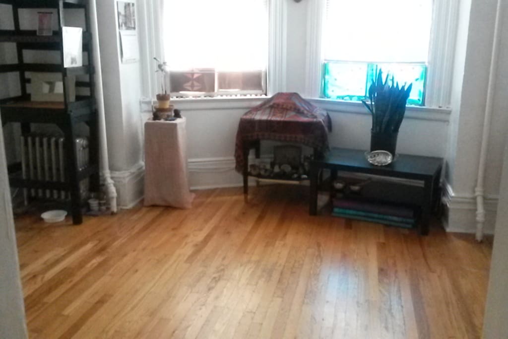 Nice, cozy, sunny 1 bedroom (sans air mattress)