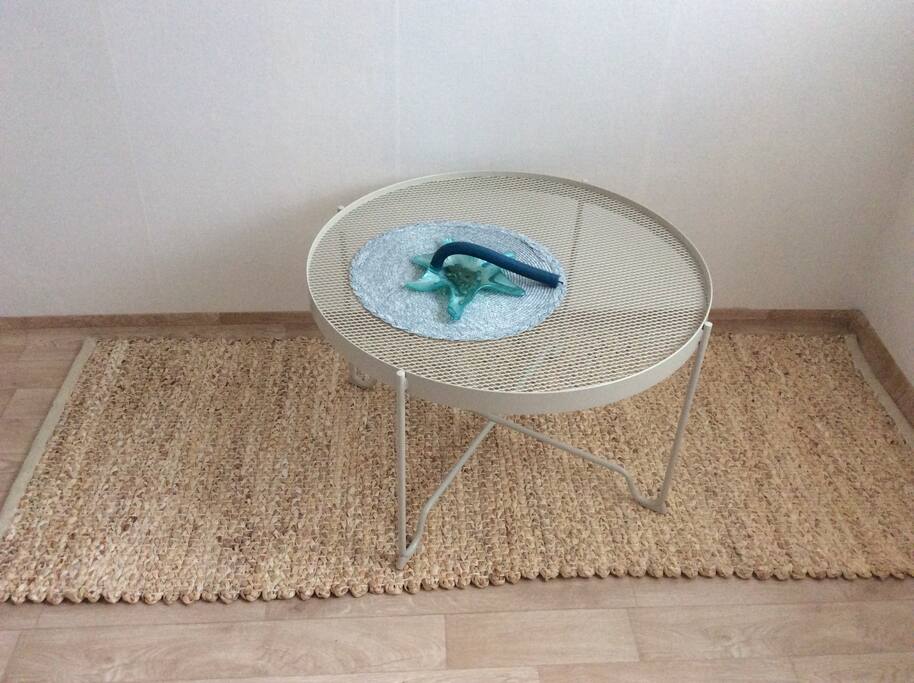 summer rug on the sit table.
