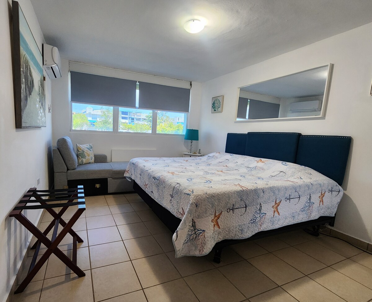 Главна спалня със самостоятелна баня.