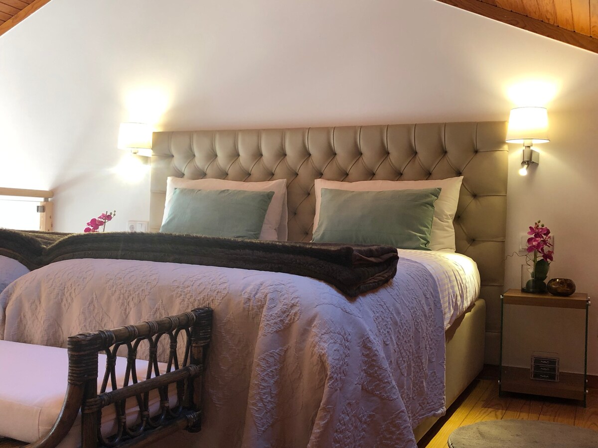 ห้องนอนใหญ่บน mezannine