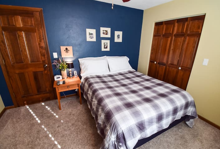 Comfy Queen bed - St. Louis/Scott AFB