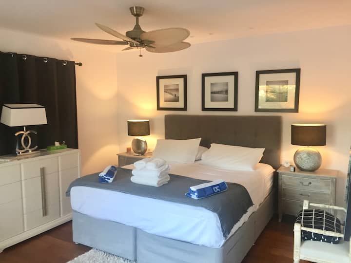 主卧超大床（ 6英尺） ，配有步入式衣柜和大套房