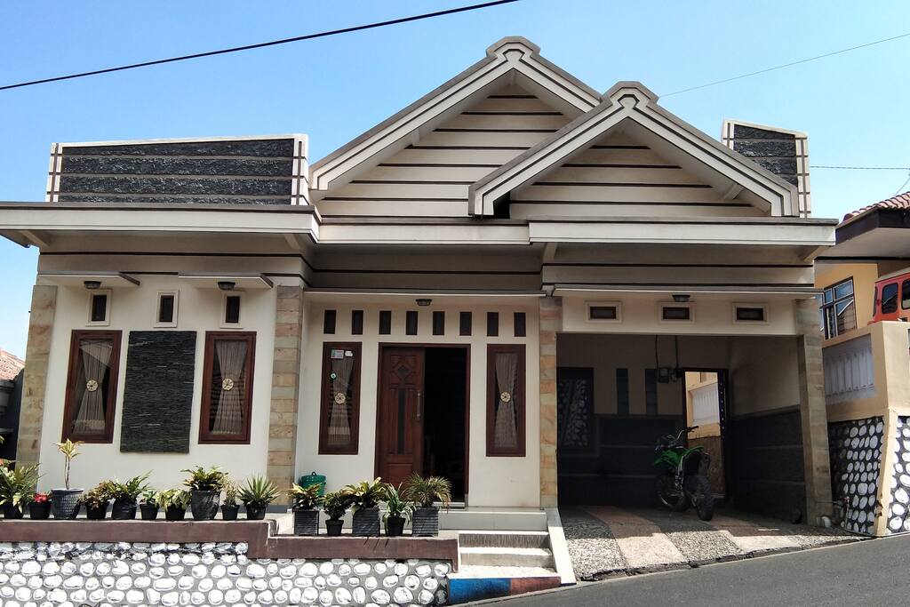 Tampak Depan Disamping ada Garasi