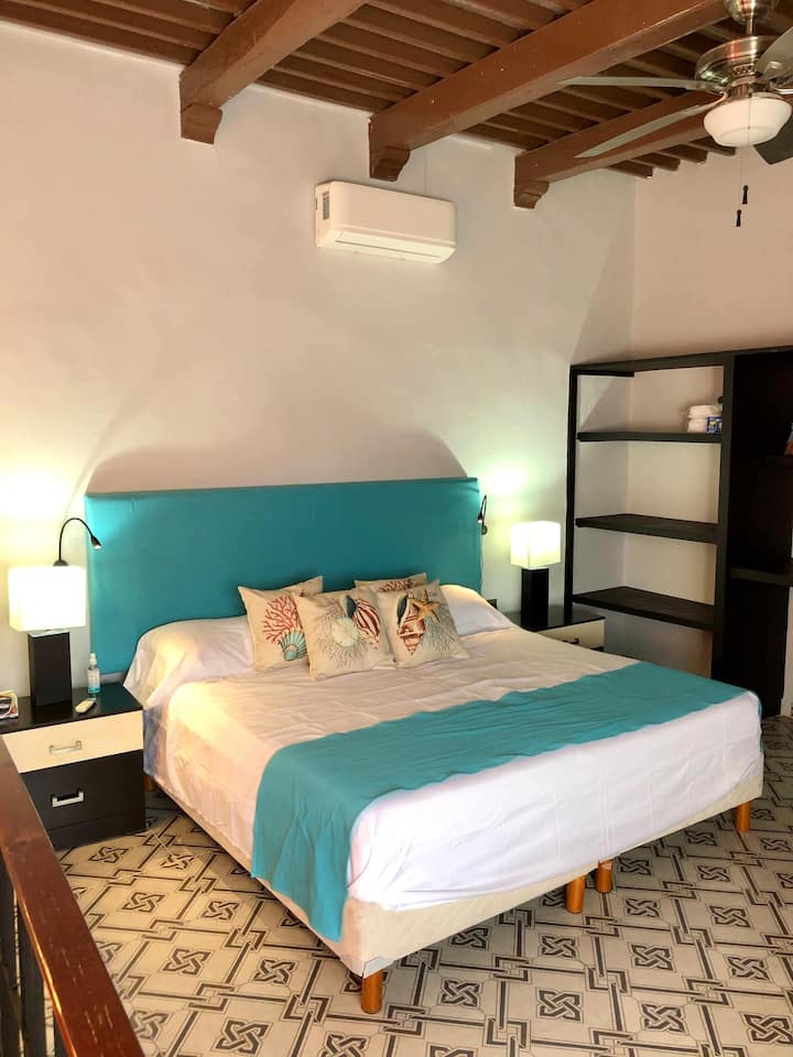  Има брачен кревет (широк 150-179 см) и доволно простор за сместување на вашиот багаж. Плус клима уред и тавански вентилатор.