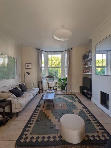 Stylish 2-bedroom flat next to London Fields gallery image 5