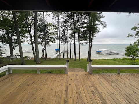Beautiful 3  plus bedroom cottage on Burt Lake