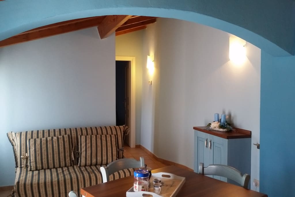 cucina-soggiorno con divano letto