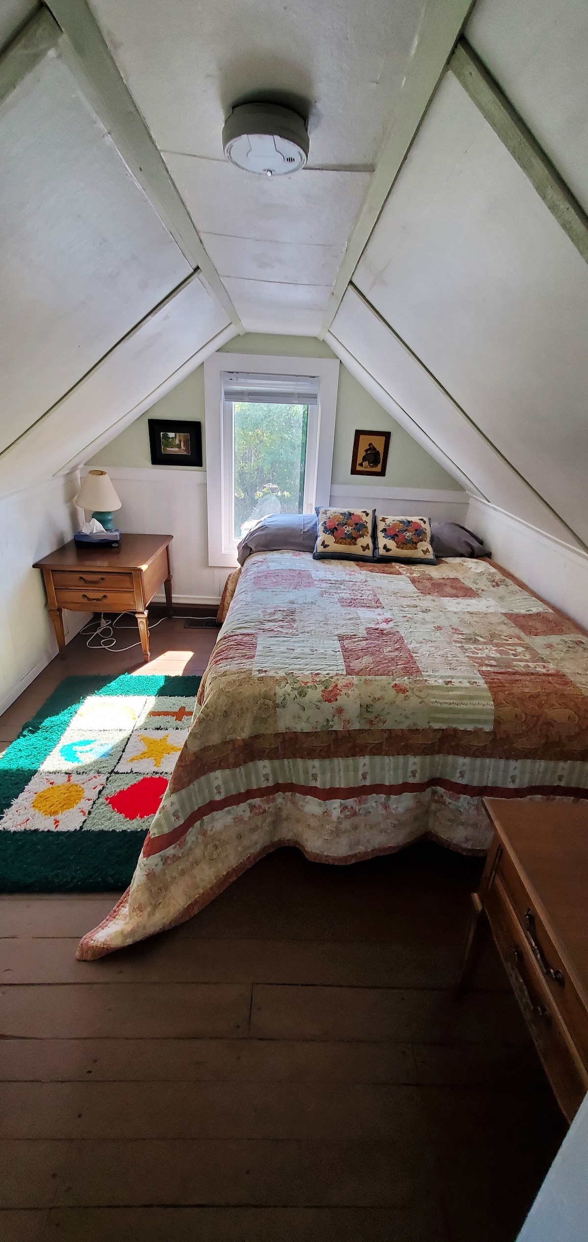 Chumba cha kulala cha ghorofani 2 kinachoelekea nyasi ya kusini.