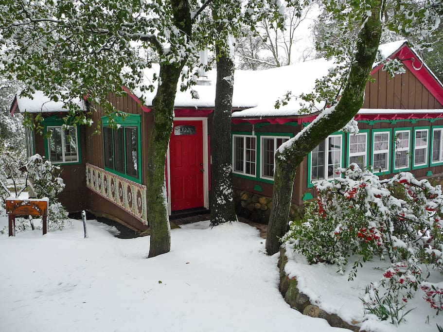 SNOWFLAKES FALLING: Hot brew in hand. Great FUN to be had enjoying a WINTER snow