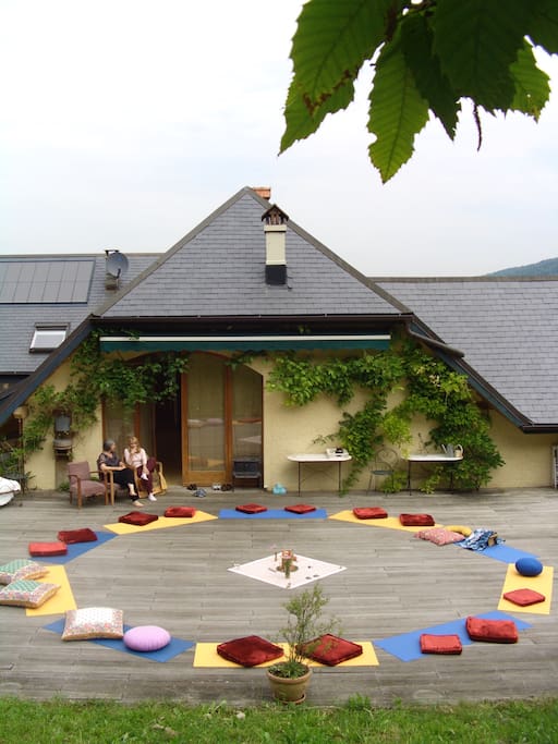 une terrasse au Sud de plus de 100m2 avec vue sur la forêt et les tours St Jacques