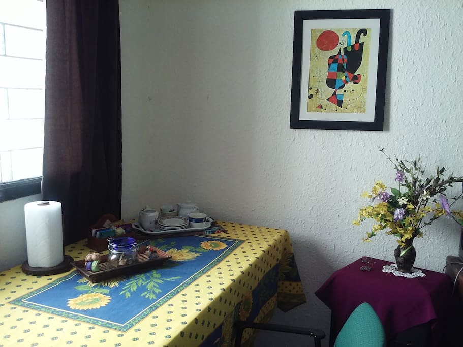 La mesa espera pronta para un suculento desayuno.