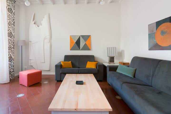 Spacious and elegant in Campo de’ Fiori | Int. 6 gallery image 2