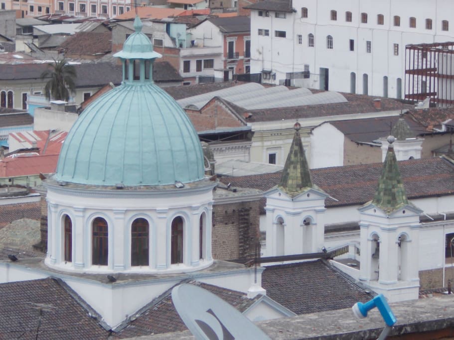 El Balcón del dormitorio permite una vista espléndida del Casco Colonial y todo el centro de Quito.(cúpula principal de la Iglesia de Santa Bárbara)