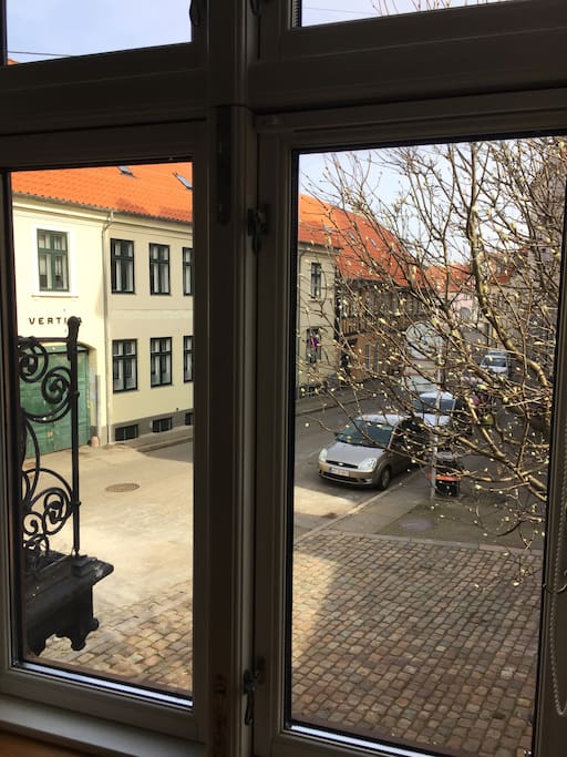 Directly in the midst of the Latin quarter this apartment has lots of windows and light.