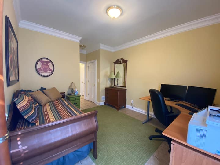 Kancelárske priestory spálne č.3 s dvoma monitormi, rozbočovačom USB-C, tlačiarňou a skartovačom papiera