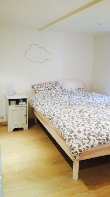 Coin chambre avec fenêtre