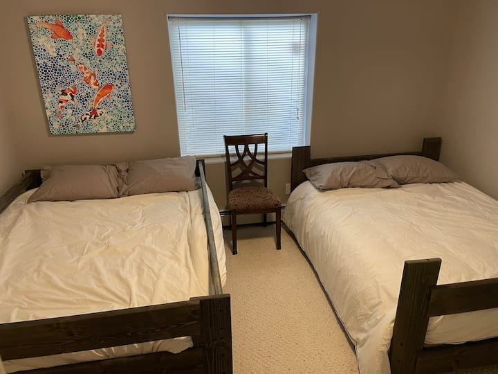 5号卧室。两张双人床