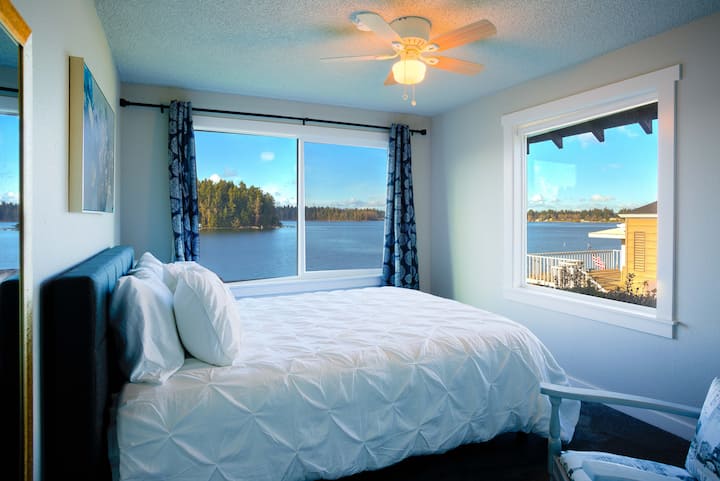 Dhomë gjumi me pamje nga liqeni, me krevat dopio "queen" dhe dollap më këmbë. 