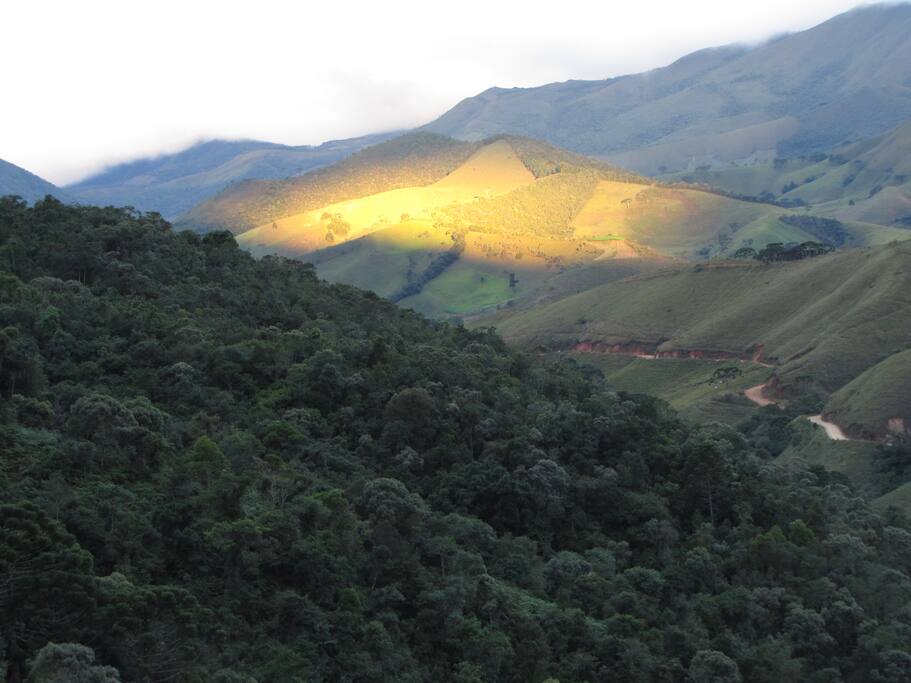Sol iluminando o vale entre as nuvens