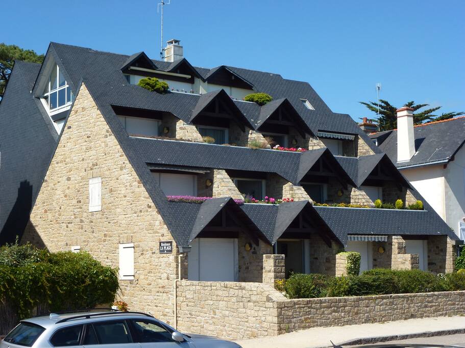 La résidence de la Plage : 2° appartement au rez-de-chaussée (volet ouvert)