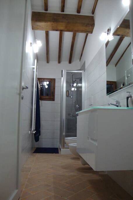 Bagno con doccia