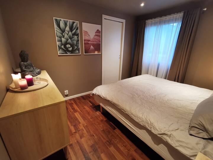 ห้องนอนที่ 1: ห้องนอนใหญ่พร้อมเตียงแบบวอล์คอินและ 180 dm โต๊ะข้างเตียง 2 ตัวและโต๊ะข้าง
เตียงม่านฟ้าผ่า