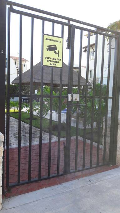 alberca con reja de seguridad