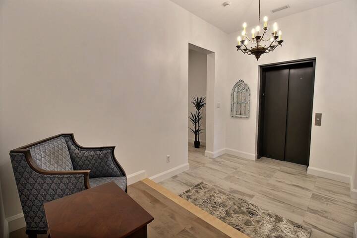 Castle Manor Penthouse – more units available gallery image 2