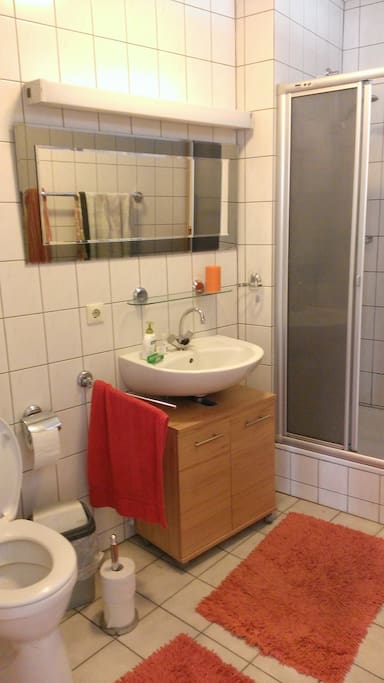 Badezimmer mit Dusche
