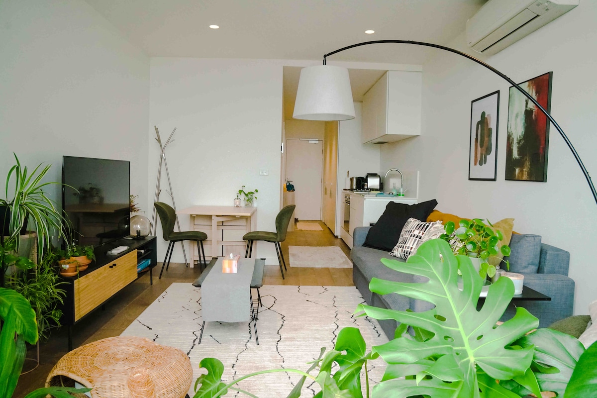 Popular Airbnb listing: Cozy 1BR Apartment close to CBD in West Melbourne