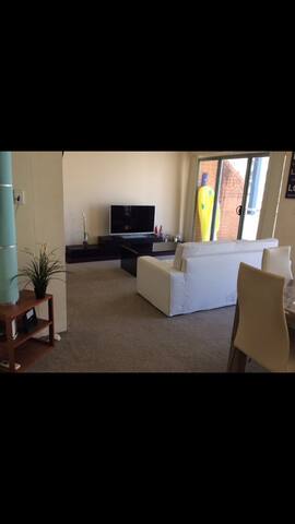 DARLING HARBOUR SHARE APARTMENT READY TO LIVE