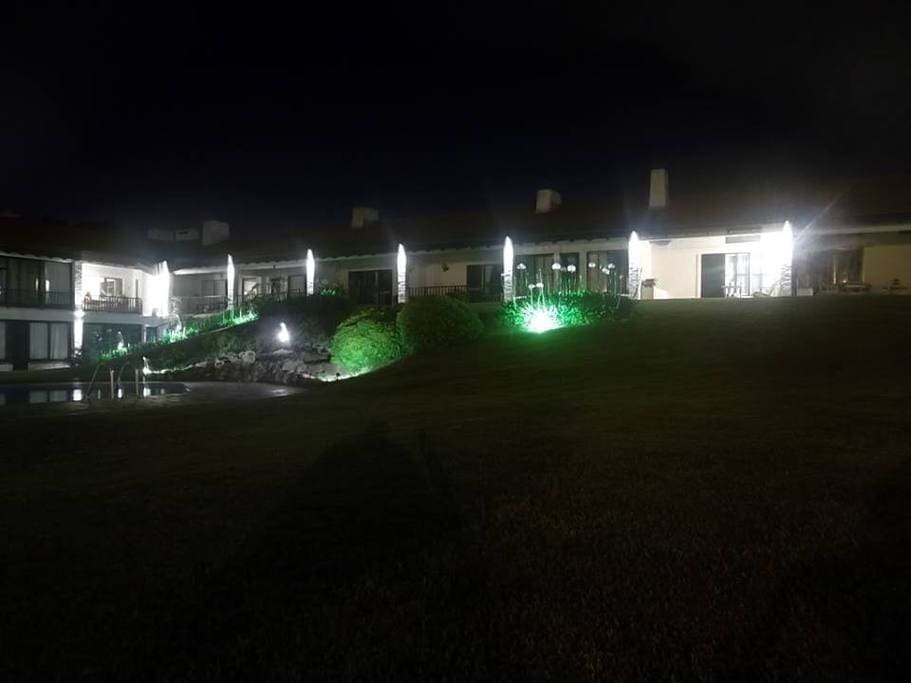 vista nocturna edificio draga inn
