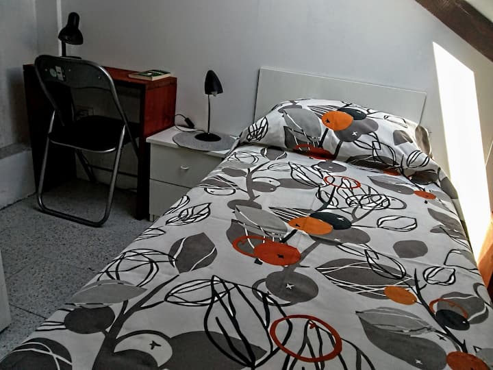 En una habitación adyacente hay una cama individual para el huésped individual.