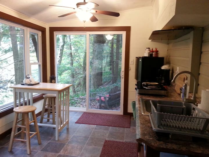 The Ledgerock Cabin, Garrettsville/Parkman, Ohio Guesthouses for Rent