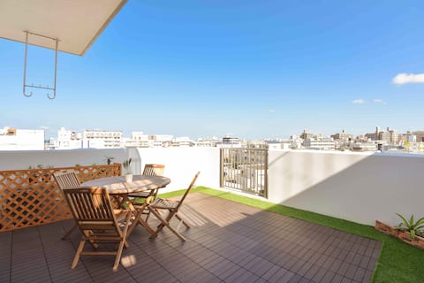 Spacious 163 m² space | All rooms equipped with air conditioning | 6 queen-size beds | 2 free parkin