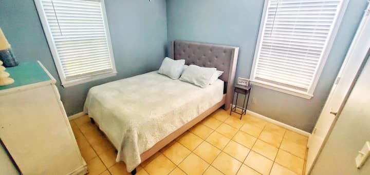 Segundo dormitorio (atrás a la izquierda)