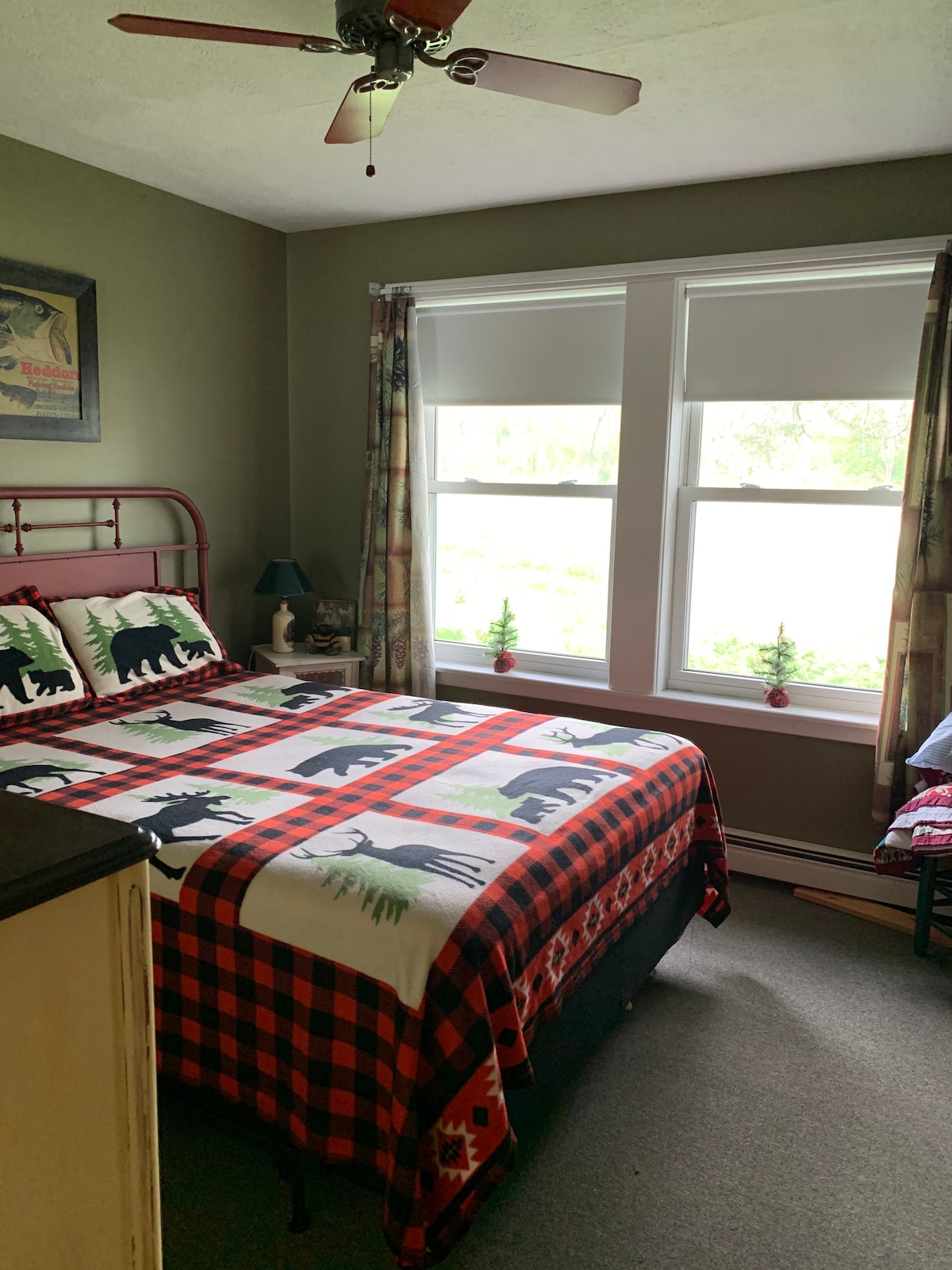 Krevat dopio "queen" në dhomën e gjumit 2