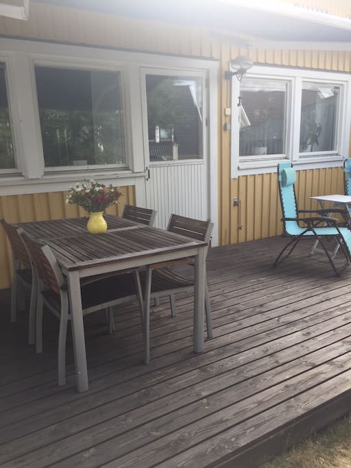Baksida med uteplats och kvällssol